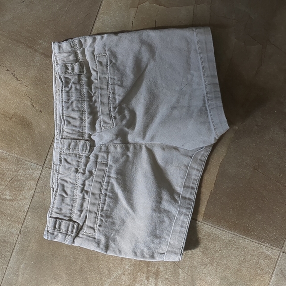 Gap khaki short 4T - Picture 2 of 2